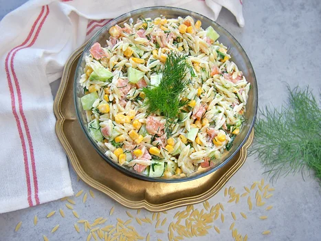 Lekka sałatka z łososiem i makaronem orzo