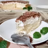 Biszkopt z kremem mascarpone i posypką czekoladową
