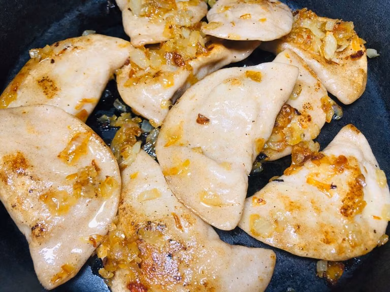 WIGILIA: PIEROGI Z KAPUSTĄ I BOCZNIAKAMI