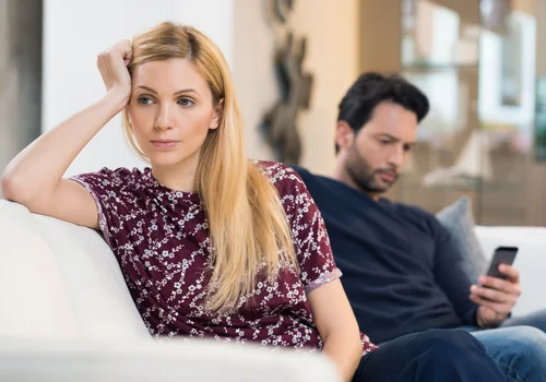 Czy można zdradzić, będąc w szczęśliwym związku? Psychologia paradoksu