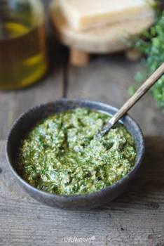 Pesto z rukoli z kaparami – Kardamonowy