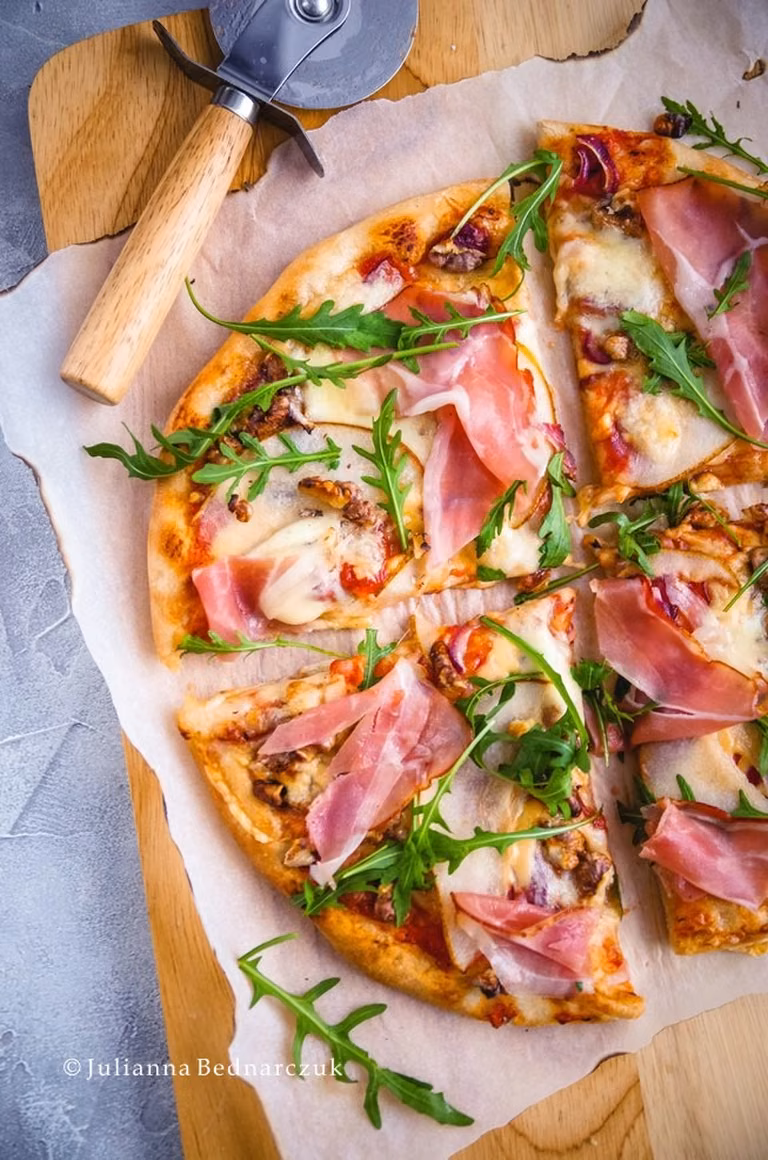 Pizza z gruszką i szynką dojrzewającą