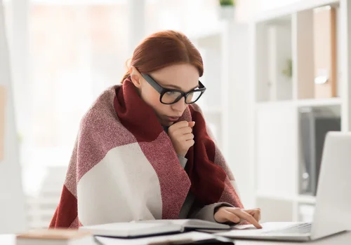 Zbyt zimno w miejscu pracy? Możesz odmówić wykonania obowiązków, a i tak otrzymać wynagrodzenie!