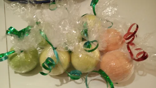 Prezent diy na święta - musujące kule do kapieli w kształcie bombek