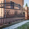 Koniec z takimi ogrodzeniami! Nowe wytyczne i zakazy dotyczące płotów dla właścicieli nieruchomości od 2026 roku