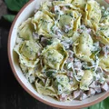 Sałatka z tortellini, szynką, porem i serem pleśniowym