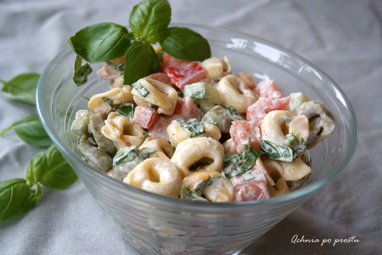 Szybka sałatka z tortellini, świeżych warzyw i bazylią