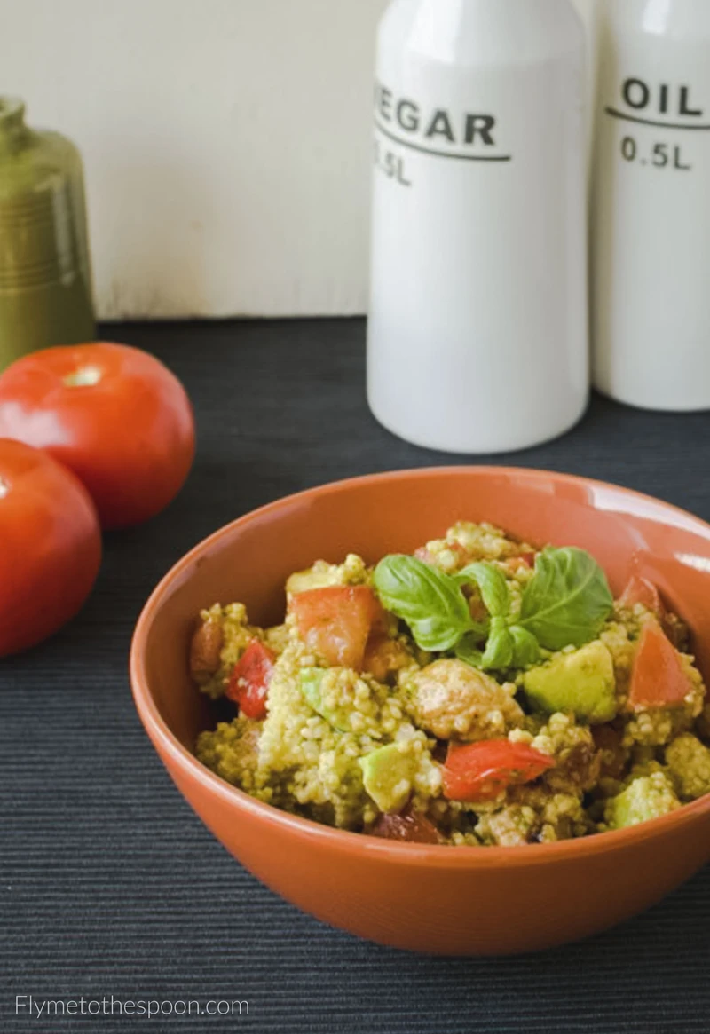Kasza jaglana z pesto, awokado i indykiem