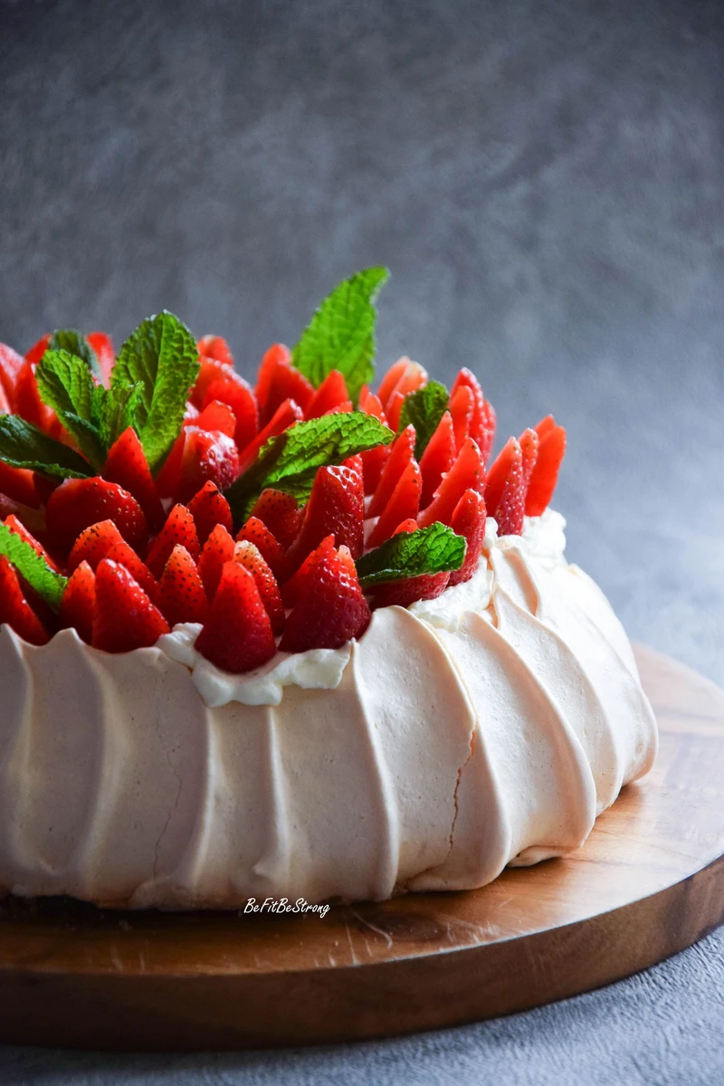 Beza Pavlova - tort bezowy z truskawkami