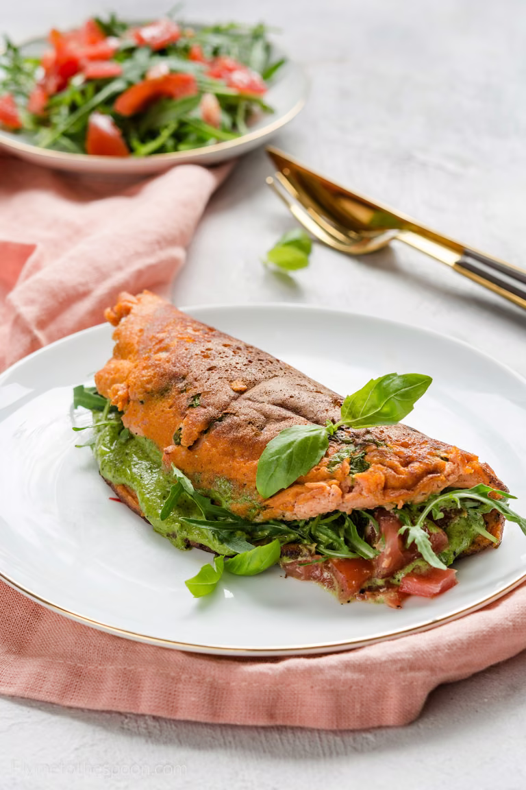 Puszysty omlet pomidorowy z pesto z liści rzodkiewki