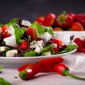 Sałatka z gorgonzolą, czekoladą i truskawkami