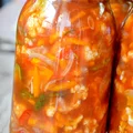 Sałatka z kalafiora i ogórków w zalewie pomidorowej – do słoików na zimę