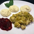 KURCZAK W PORACH+PUREE SELEROWE I SOS ŻURAWINOWY