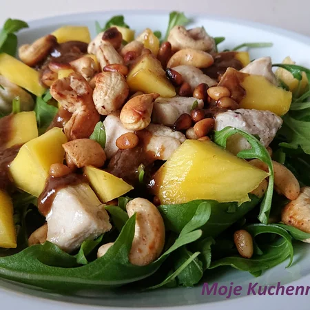 Sałatka z kurczakiem, rukolą i mango