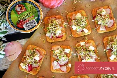 PRZEKĄSKA NA KRAKERSACH Z ULUBIONYMI DODATKAMI