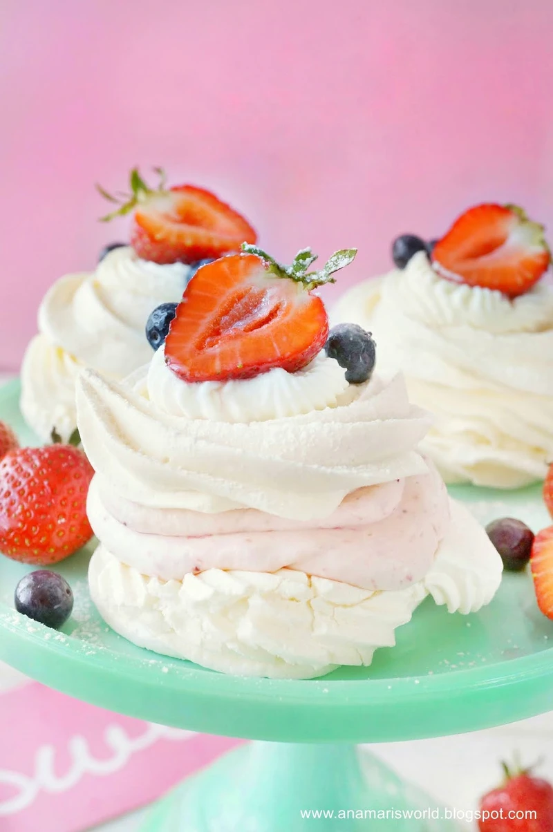 Mini pavlova z kremem mascarpone i truskawkami