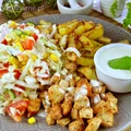 Domowy gyros na talerzu z frytkami