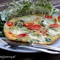 Omlet ze szpinakiem, pomidorem i mozzarellą.