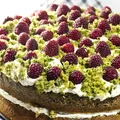 Tort szpinakowy z malinami