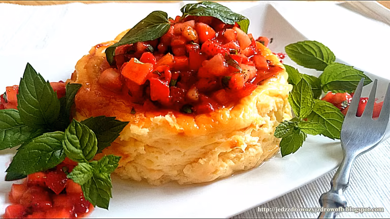 Pieczona ricotta z pikantą salsą truskawkową.