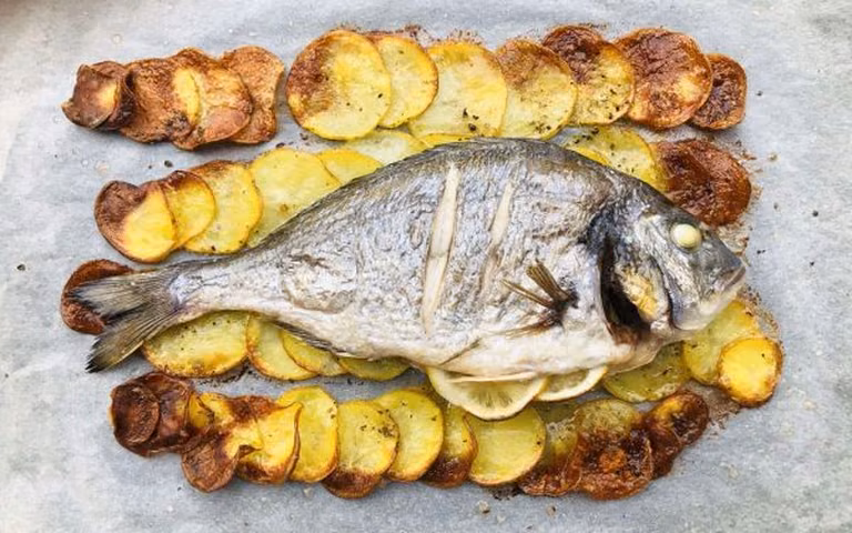 Pieczona dorada na ziemniaczanych czipsach