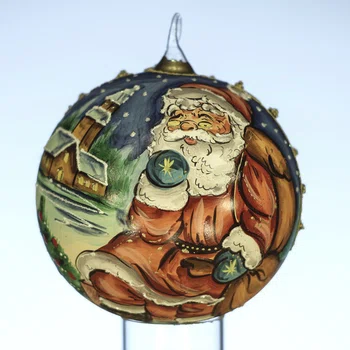 Motyw Świętego Mikołaja na bombkach choinkowych