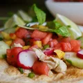 PLACEK TORTILLA Z CYTRYNOWO-LIMONKOWYM  KURCZAKIEM Z SALSĄ ARBUZOWĄ