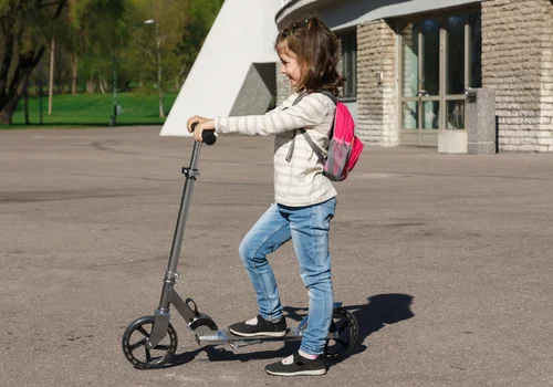 Obowiązkowe kaski dla dzieci do 16. roku życia, ale nie zawsze! Ten wyjątek podzielił Polaków i wywołał burzę