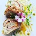 Cordon bleu z kurczaka w panierce z płatków owsianych z sosem prowansalskim