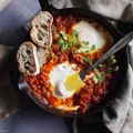 Szakszuka z chorizo i chili