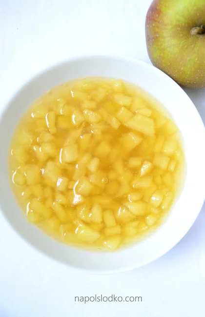 Domowy kisiel jabłkowy z kawałkami owoców, bez cukru