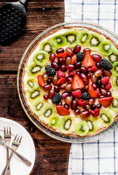 Tarta z kremem pâtissière i owocami lata