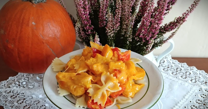 Makaron z dynią i serem cheddar, obiad jednogarnkowy + film