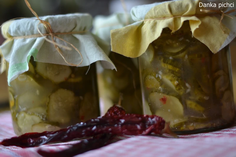 Sałatka ogórkowa z chili i czosnkiem