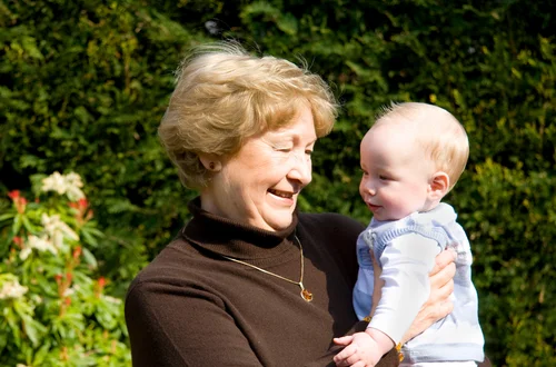 Czym się różni babcia od strony mamy, a taty? Ta różnica może Cię zaskoczyć!
