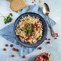 Sałatka z kaszy bulgur z orzechami i granatem