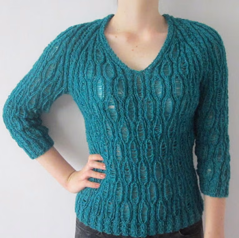 Sweter na drutach"dziurawiec"