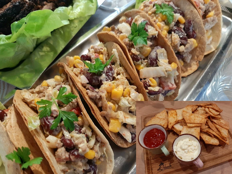 Tacos z sałatką meksykańską i domowe nachosy