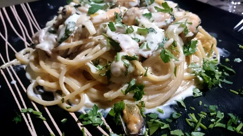 niezwykle aromatyczne spaghetti z małżami i prosciutto