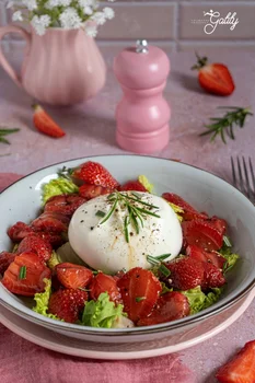 Burrata z karmelizowanymi truskawkami