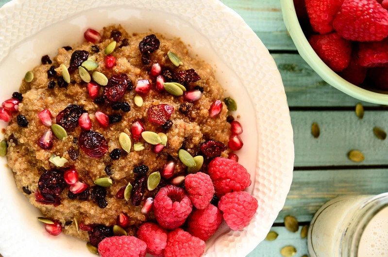quinoa z malinami na ciepło