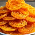 Te złociste spirale smakują jeszcze lepiej, niż wyglądają! Tradycyjne Jalebi – Słodkie i Chrupiące