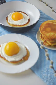 Słodkie jajka sadzone czyli pancakes z serkiem i morelami