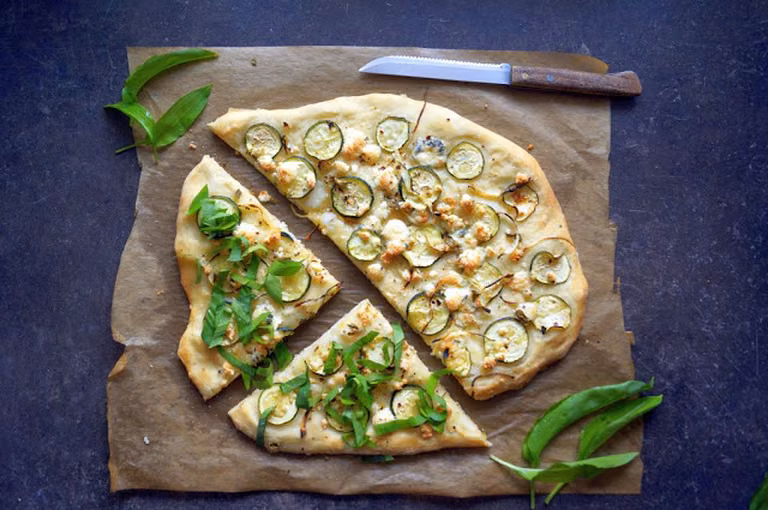 Pizza z cukinią i serem pleśniowym