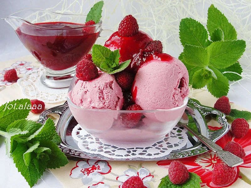 Lody malinowe z sosem