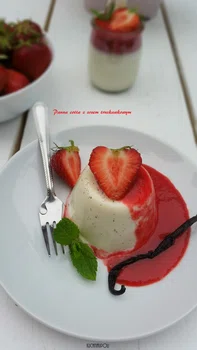 Panna cotta z sosem truskawkowym