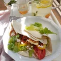 Lawasz z mięsem mielonym, serem halloumi i warzywami
