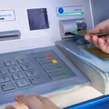 Koniec z kartami w bankomatach? Technologia NFC zmienia sposób wypłat