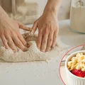 Truskawki i ciasto drożdżowe? Tak, ale tylko z tym dodatkiem! Inaczej wyjdzie zakalec!