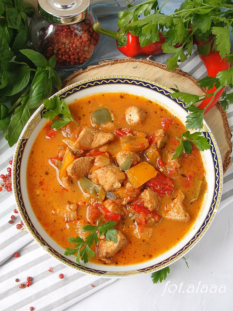 Gulasz drobiowy z papryką z multicookera